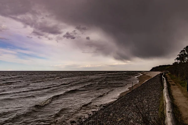 美丽的海滨风景 有海浪 海滩和春天即将来临的黑暗的暴风雨云 — 图库照片