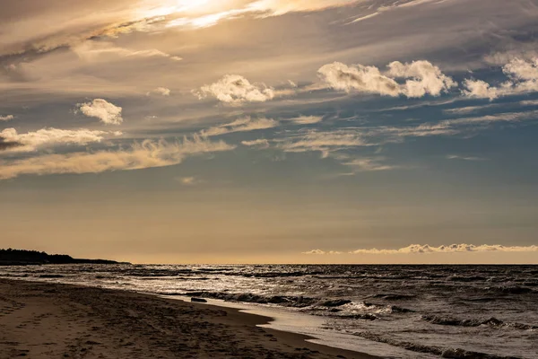 Vacker Pittoresk Lugn Solnedgång Med Färgglada Moln Stranden Östersjön Polen — Stockfoto