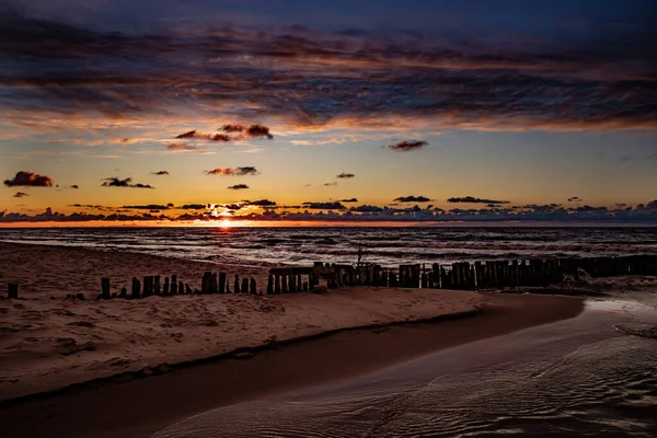 Belo Pôr Sol Colorido Sobre Mar Báltico Polonês Com Nuvens — Fotografia de Stock