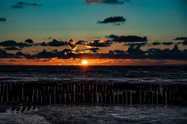 Belo Pôr Sol Colorido Sobre Mar Báltico Polonês Com Nuvens — Fotografia de Stock