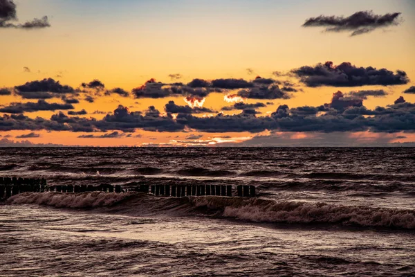 Belo Pôr Sol Calmo Pitoresco Com Nuvens Coloridas Nas Margens — Fotografia de Stock