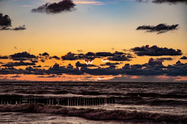 Belo Pôr Sol Calmo Pitoresco Com Nuvens Coloridas Nas Margens — Fotografia de Stock