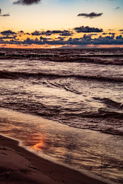 Belo Pôr Sol Calmo Pitoresco Com Nuvens Coloridas Nas Margens — Fotografia de Stock