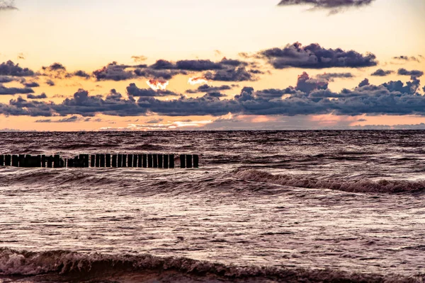 ポーランドのバルト海沿岸のカラフルな雲と美しい絵のような穏やかな夕日 — ストック写真