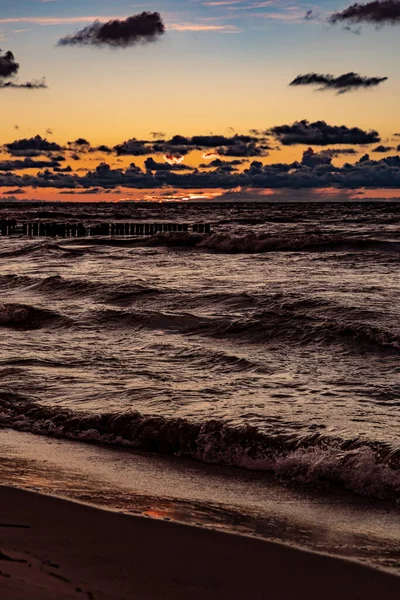 Bellissimo Tramonto Tranquillo Pittoresco Con Nuvole Colorate Sulle Rive Del — Foto Stock