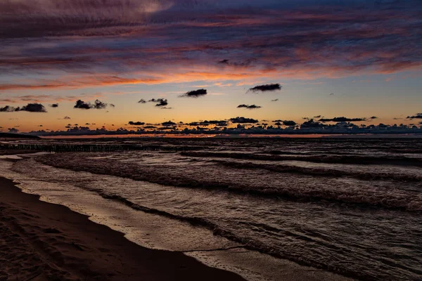 Belo Pôr Sol Calmo Pitoresco Com Nuvens Coloridas Nas Margens — Fotografia de Stock