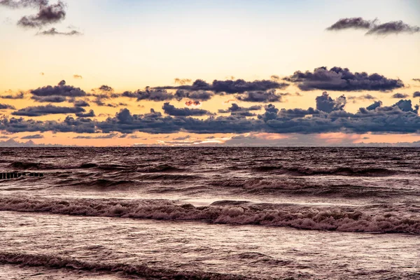 Belo Pôr Sol Calmo Pitoresco Com Nuvens Coloridas Nas Margens — Fotografia de Stock