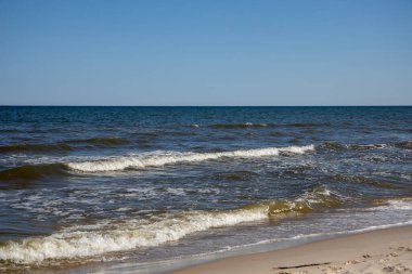 Baltık Denizi 'nin güzel boş plajı. Mavi gökyüzü, yaz manzarası.