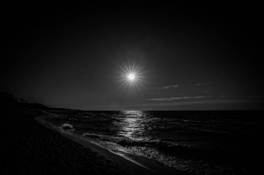 Polonya 'da Baltık Denizi' nin kıyılarında renkli bulutlarla sakin bir gün batımı.