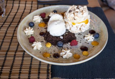 Dondurma ve çırpılmış kremayla servis edilmemiş güzel, büyük, beyaz bir tatlı. Tatlı olarak da zarif bir şekilde hazırlanmış.