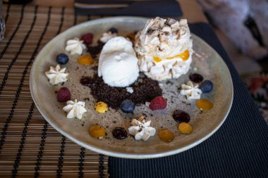 Dondurma ve çırpılmış kremayla servis edilmemiş güzel, büyük, beyaz bir tatlı. Tatlı olarak da zarif bir şekilde hazırlanmış.