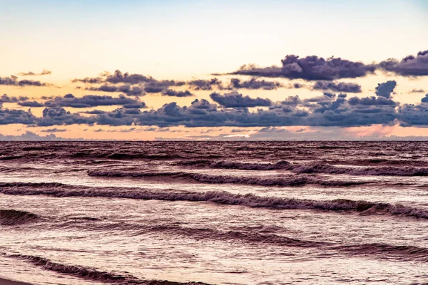 Прекрасний Мальовничий Спокійний Захід Сонця Барвистими Хмарами Берегах Балтійського Моря — стокове фото