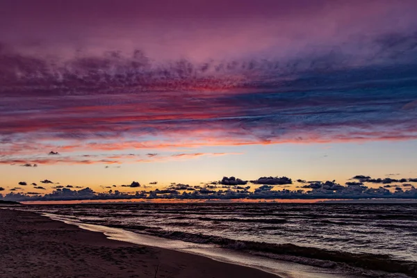 Belo Pôr Sol Calmo Pitoresco Com Nuvens Coloridas Nas Margens — Fotografia de Stock