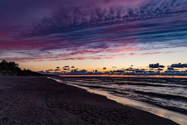 Hermoso Pintoresco Atardecer Tranquilo Con Coloridas Nubes Orillas Del Mar —  Fotos de Stock