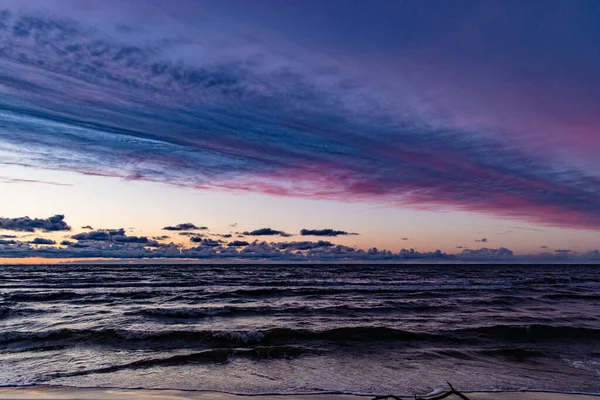 Polonya Baltık Denizi Nin Kıyılarında Renkli Bulutlarla Sakin Bir Gün — Stok fotoğraf