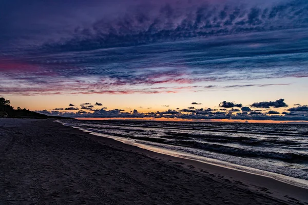 Bellissimo Tramonto Tranquillo Pittoresco Con Nuvole Colorate Sulle Rive Del — Foto Stock