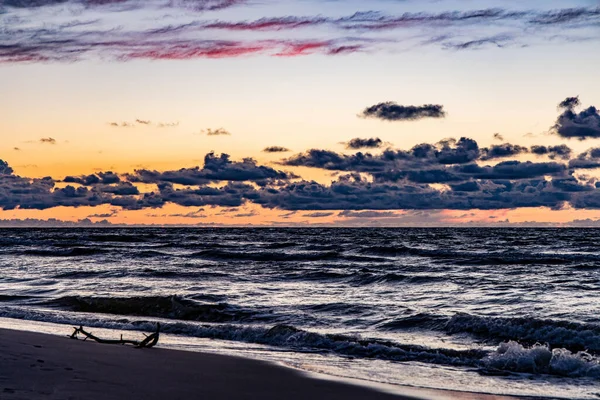 Прекрасний Мальовничий Спокійний Захід Сонця Барвистими Хмарами Берегах Балтійського Моря — стокове фото