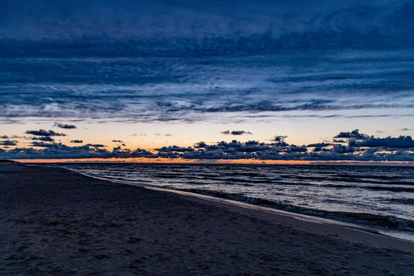 Hermoso Pintoresco Atardecer Tranquilo Con Coloridas Nubes Orillas Del Mar —  Fotos de Stock