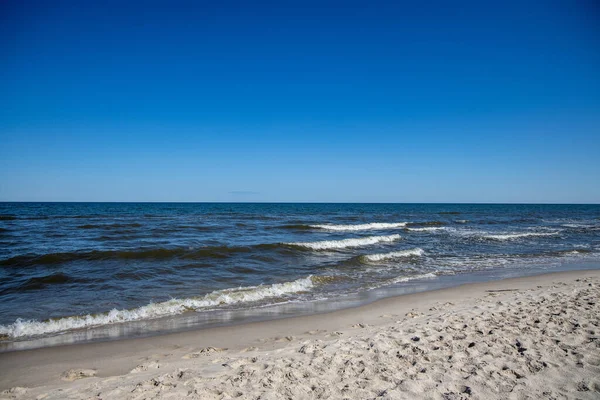 Piękna Pusta Plaża Polskiego Bałtyku Błękitnym Niebem Letni Krajobraz — Zdjęcie stockowe