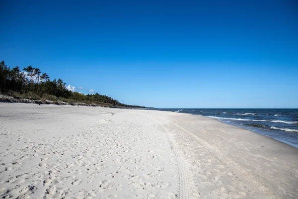 Piękna Pusta Plaża Polskiego Bałtyku Błękitnym Niebem Letni Krajobraz — Zdjęcie stockowe