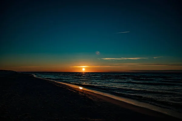 Hermoso Pintoresco Atardecer Tranquilo Con Coloridas Nubes Orillas Del Mar —  Fotos de Stock