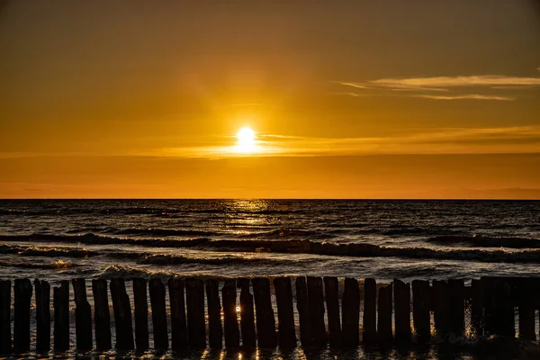 Belo Pôr Sol Colorido Sobre Mar Báltico Polonês Com Nuvens — Fotografia de Stock