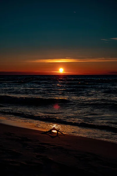 Hermoso Pintoresco Atardecer Tranquilo Con Coloridas Nubes Orillas Del Mar —  Fotos de Stock