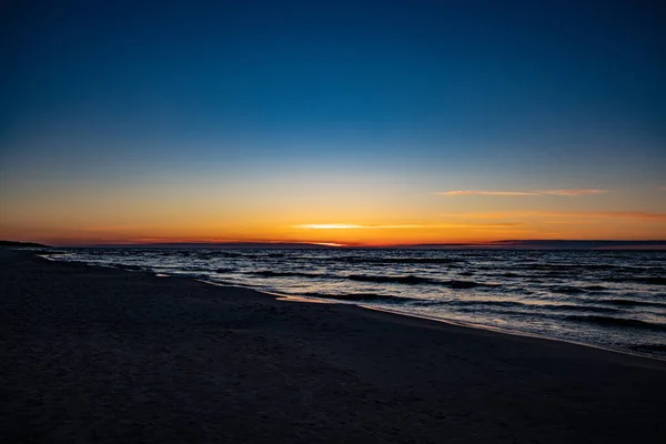 Belo Pôr Sol Calmo Pitoresco Com Nuvens Coloridas Nas Margens — Fotografia de Stock