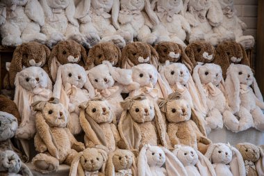 Raflarda sergilenen zarif, yumuşak, pelüş, kaliteli oyuncaklar.