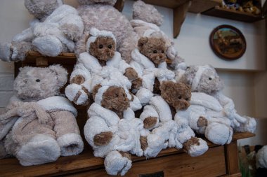 Raflarda sergilenen zarif, yumuşak, pelüş, kaliteli oyuncaklar.