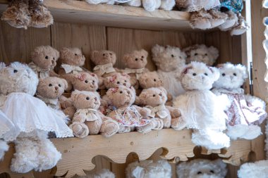 Raflarda sergilenen zarif, yumuşak, pelüş, kaliteli oyuncaklar.