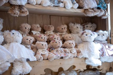 Raflarda sergilenen zarif, yumuşak, pelüş, kaliteli oyuncaklar.