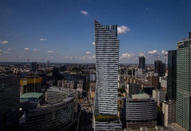 Varşova şehrinin güzel manzarası sıcak bir yaz gününde Kültür Sarayı 'nın avantajlı noktasından başlıyor.