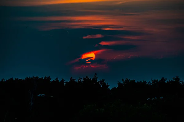 Piękny Kolorowy Krajobraz Zachodu Słońca Chmurami Dramatycznym Niebem — Zdjęcie stockowe