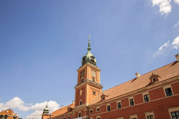 Krásné Hodiny Věž Královského Hradu Varšavě Polsku Proti Modré Obloze — Stock fotografie