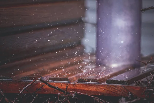 Primo Piano Belle Gocce Che Cadono Uno Sfondo Legno Una — Foto Stock