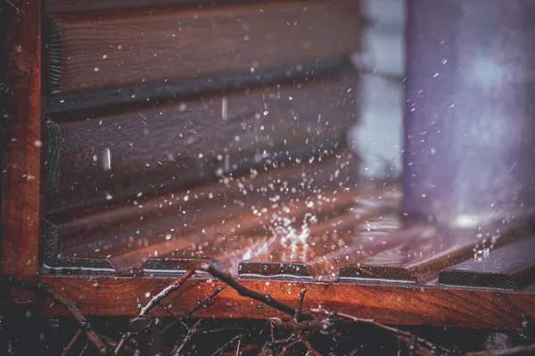 Close Van Prachtige Druppels Die Een Houten Achtergrond Vallen Een — Stockfoto