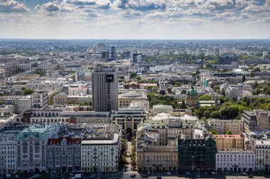 Varşova şehrinin güzel manzarası sıcak bir yaz gününde Kültür Sarayı 'nın avantajlı noktasından başlıyor.