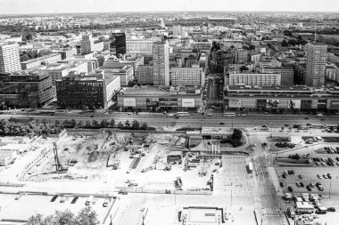 Varşova şehrinin güzel manzarası sıcak bir yaz gününde Kültür Sarayı 'nın avantajlı noktasından başlıyor.