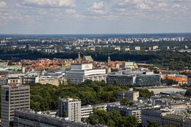 Varşova şehrinin güzel manzarası sıcak bir yaz gününde Kültür Sarayı 'nın avantajlı noktasından başlıyor.