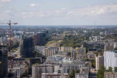 Varşova şehrinin güzel manzarası sıcak bir yaz gününde Kültür Sarayı 'nın avantajlı noktasından başlıyor.