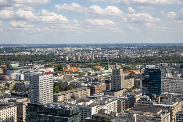 Varşova şehrinin güzel manzarası sıcak bir yaz gününde Kültür Sarayı 'nın avantajlı noktasından başlıyor.