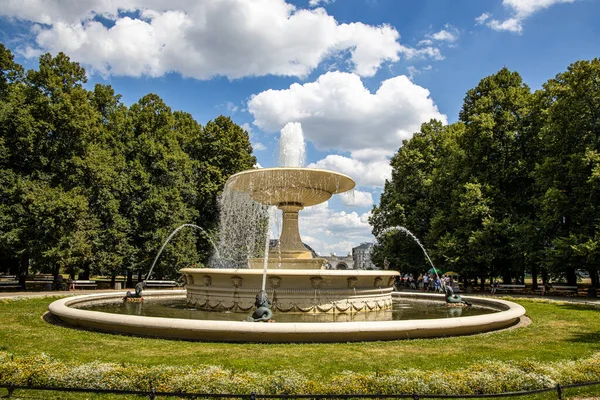 ワルシャワの暖かい夏の日に公園の美しい歴史的な有名な噴水 — ストック写真