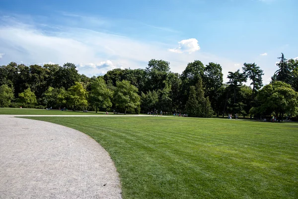 Beautiful Gravel Road Park Lawns Green Trees — Stock Photo, Image