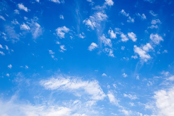 Gyönyörű Háttér Fényes Kék Fehér Felhők Egy Napsütéses Meleg Napon — Stock Fotó