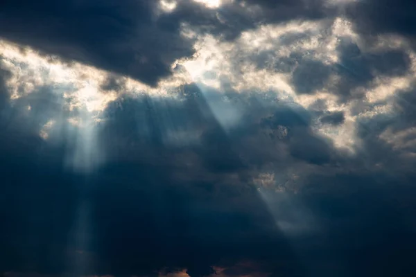 Güzel Tehditkar Kara Bulutlar Yaz Güneşi Işınlarıyla Dolu Gökyüzü — Stok fotoğraf