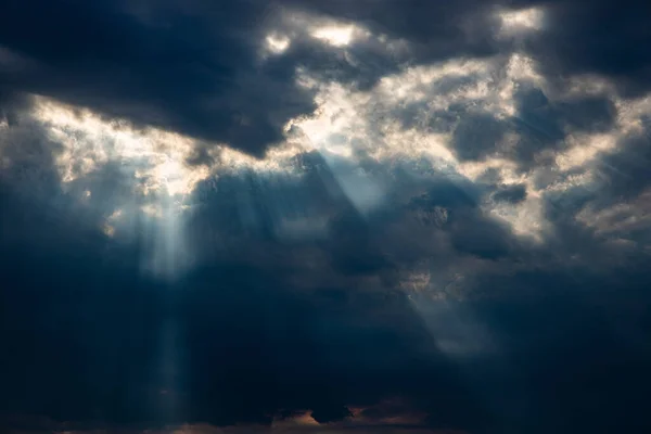 Beau Ciel Dramatique Menaçant Avec Des Nuages Sombres Des Rayons — Photo