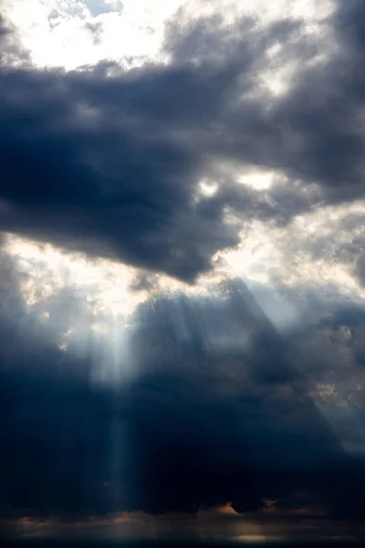 Belo Céu Dramático Ameaçador Com Nuvens Escuras Raios Sol Verão — Fotografia de Stock