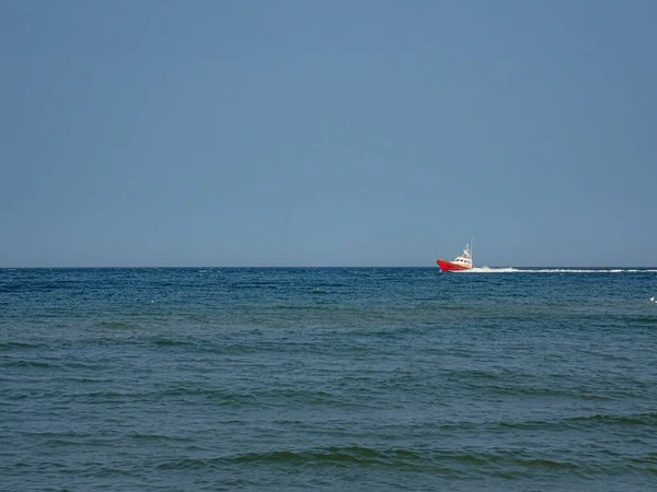 Pequeño Barco Rescate Mar Blanco Rojo Que Navega Sobre Mar — Foto de Stock