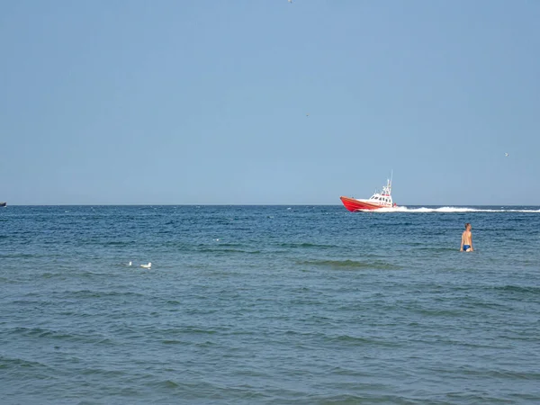 Pequeño Barco Rescate Mar Blanco Rojo Que Navega Sobre Mar — Foto de Stock